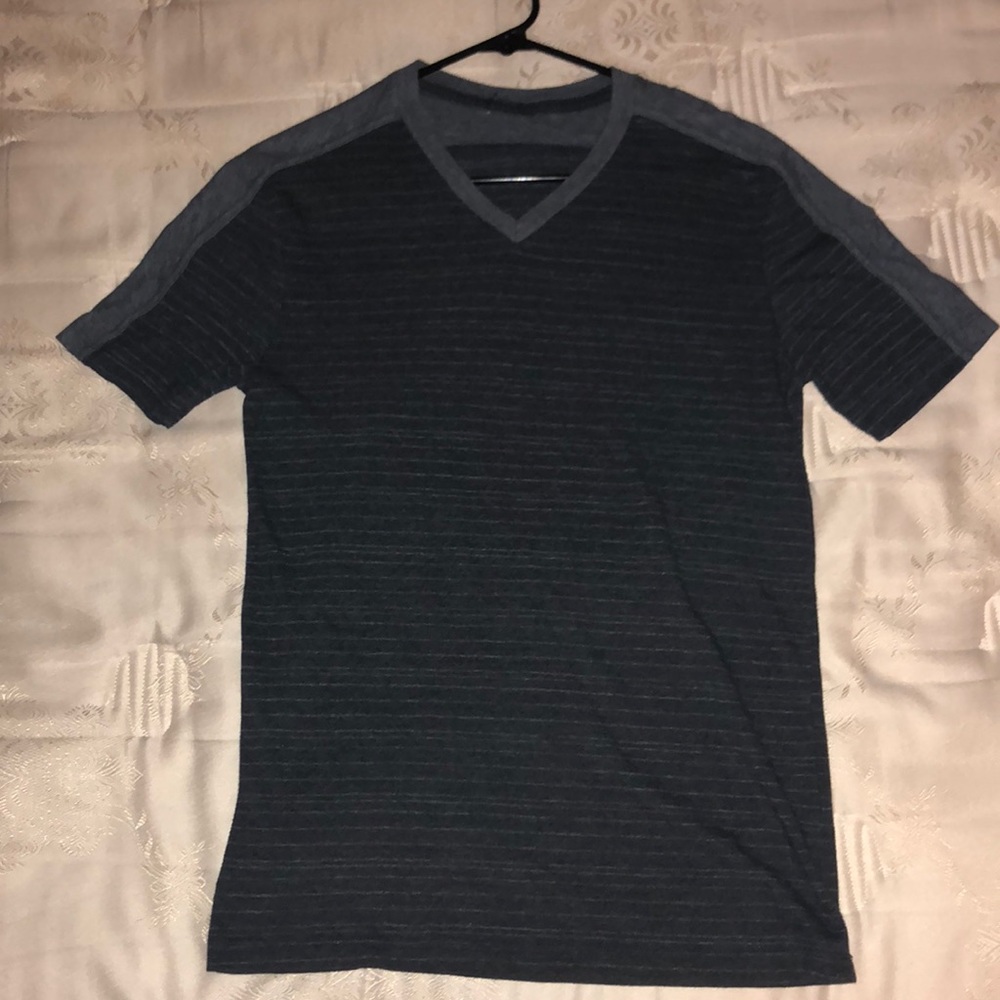 V neck size small